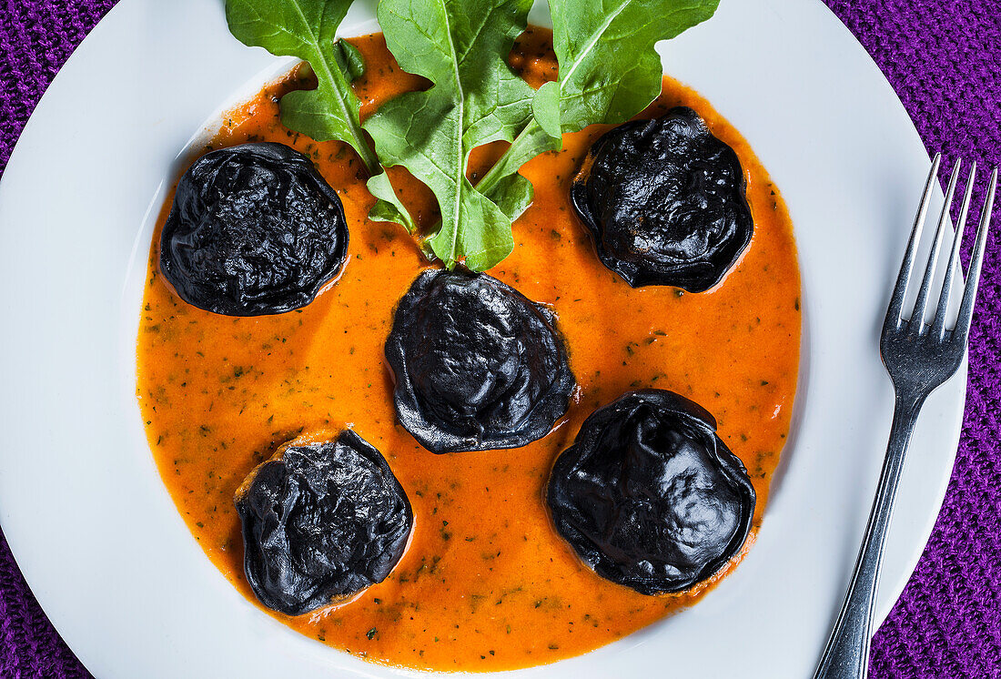 Schwarze Tintenfisch-Ravioli mit Tomatensauce