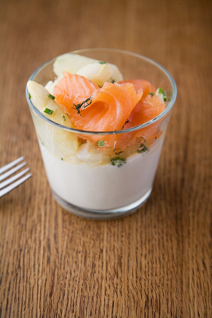 Weißer Spargelsalat mit Räucherlachs auf Mascarponecreme