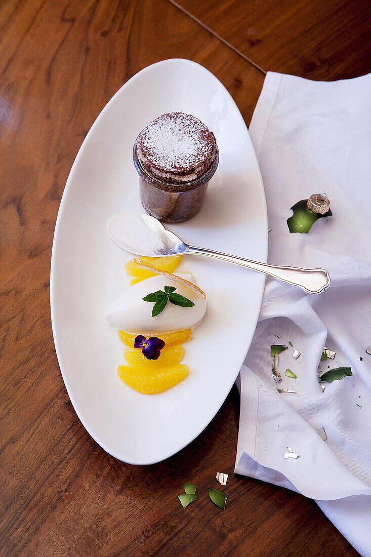 Schokoladensouffle mit Orangenfilets und Vanilleeis