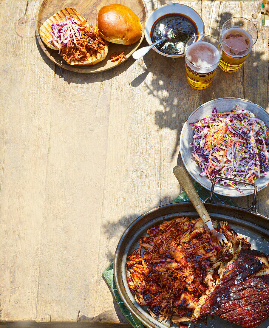 Slow-cooked BBQ-Pulled Pork mit Rotkohl-Slaw