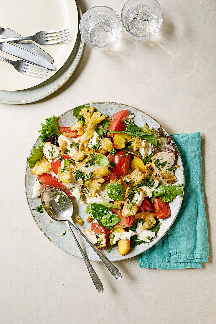 Hähnchen-Panzanella mit Pfirsich und Mozzarella