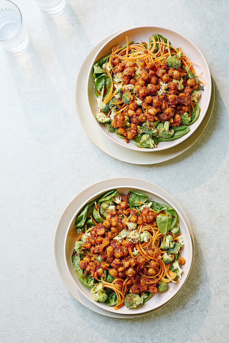 Rauchiger Kichererbsensalat mit grünem Gemüse