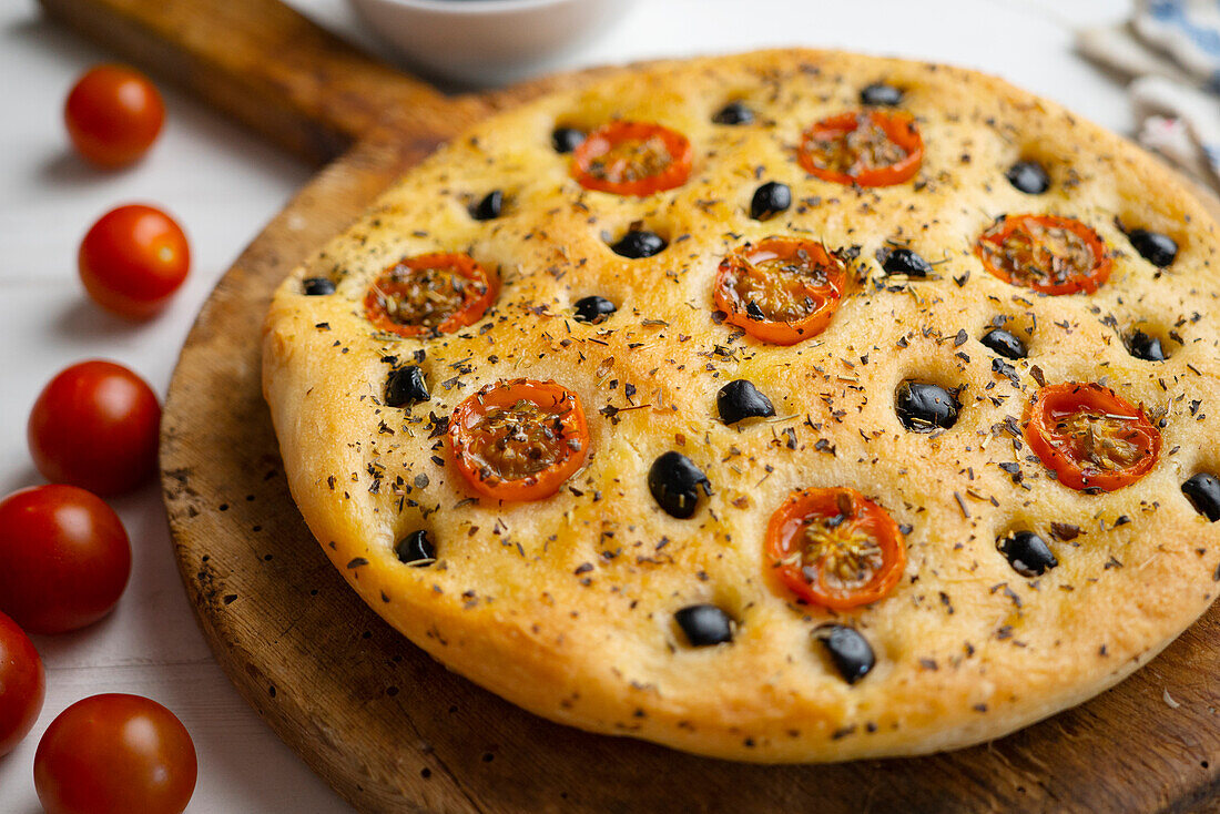 Focaccia mit schwarzen Oliven und Kirschtomaten