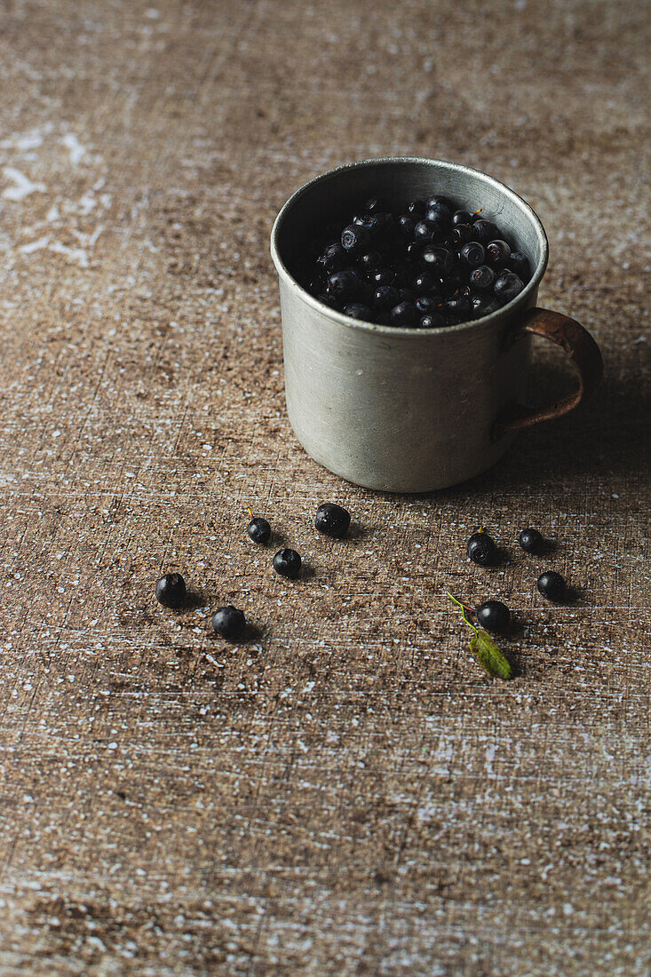 Blaubeeren in Metallbecher