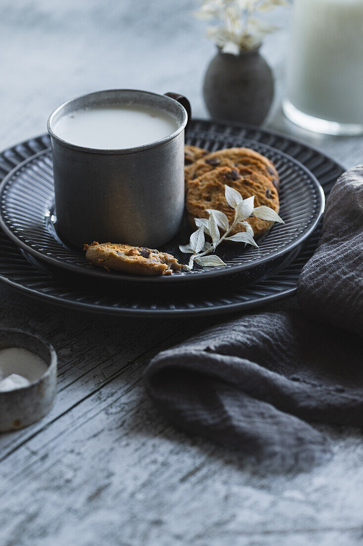 Chocolate Chip Cookies und ein Becher Milch