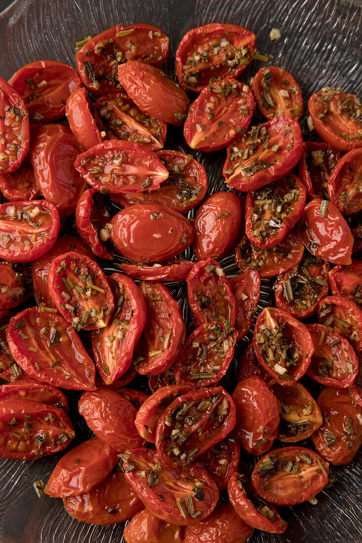 Eingelegte getrocknete Tomaten mit Kräutern