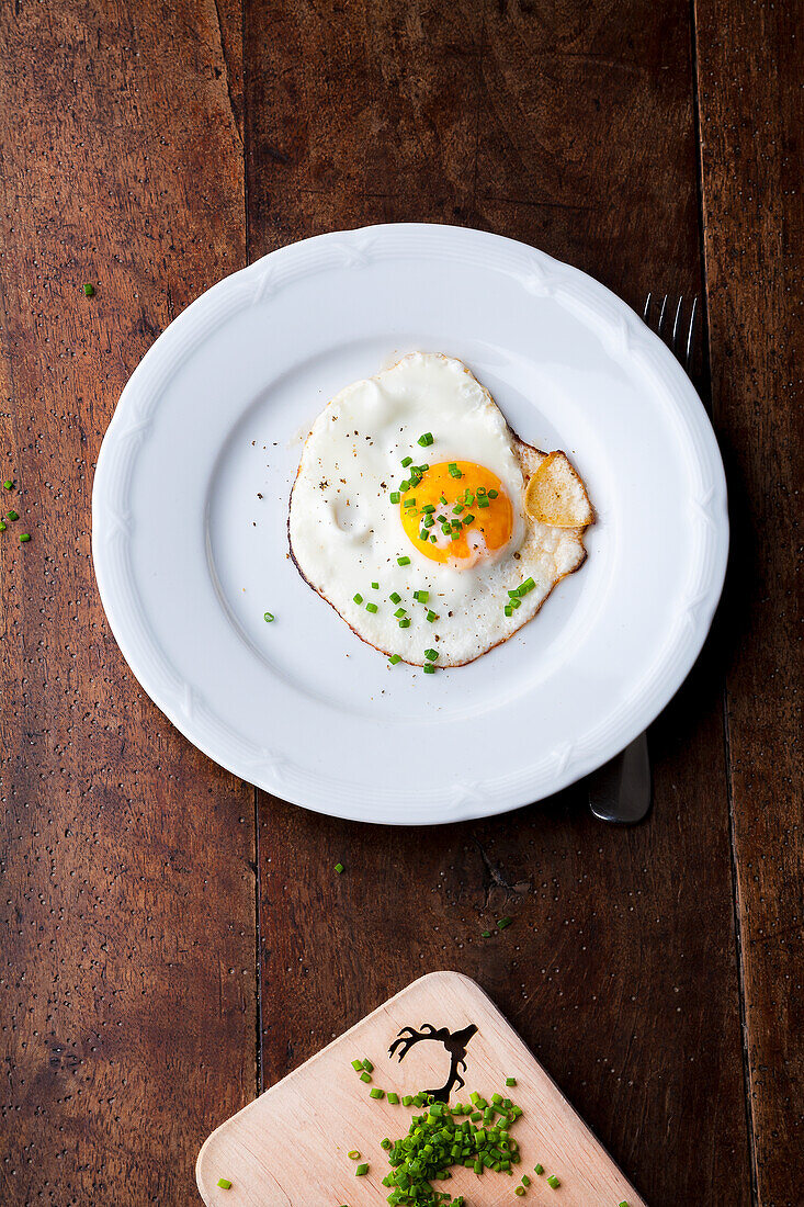 Fried eggs with chives