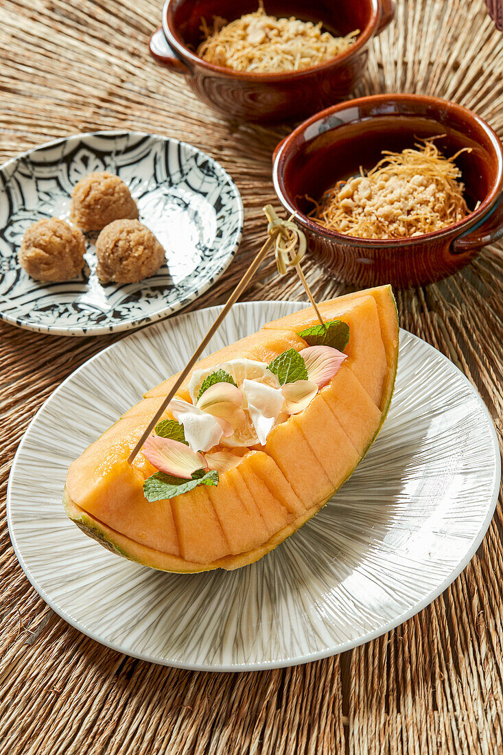 Sesam-Halva, Kadaif, Melone mit Minze und Limette (Albanien)