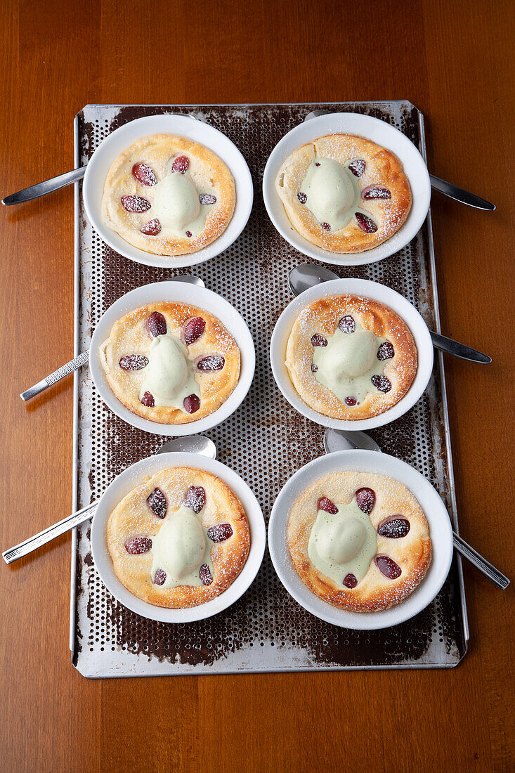 Mini vanilla cakes with grapes and basil ice cream