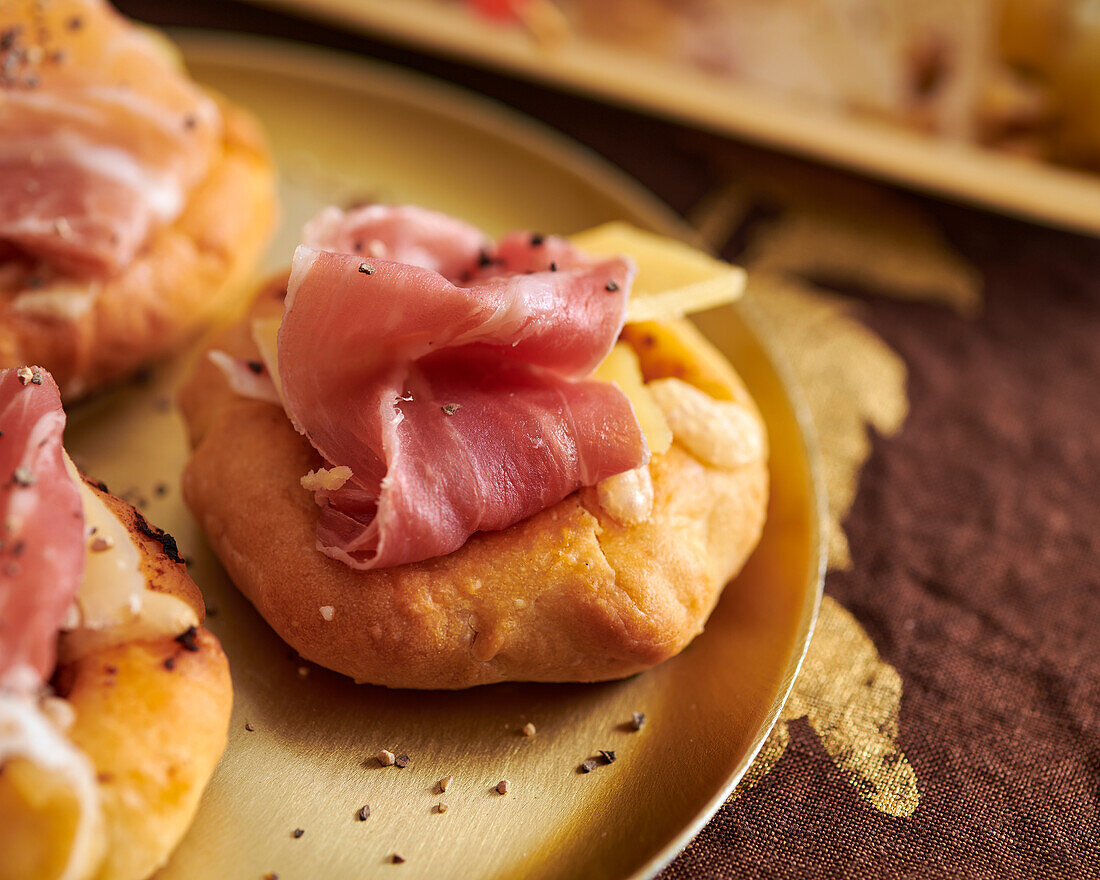 Mini-Pizza mit Schinken und Käse