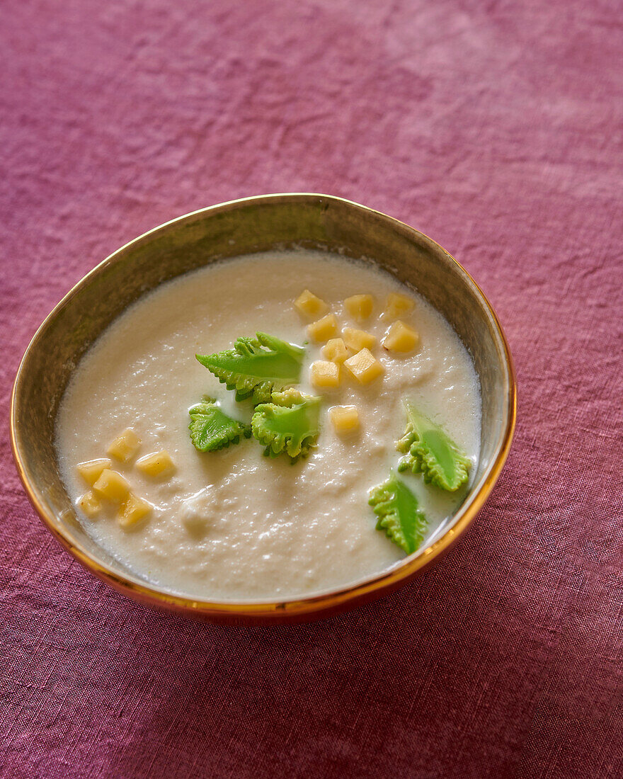 Blumenkohlcremesuppe mit Käsewürfel