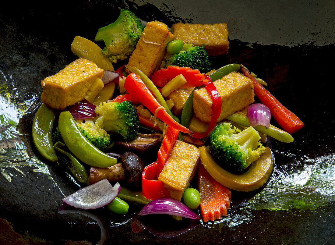 Mapo-Tofu mit Gemüse aus dem Wok
