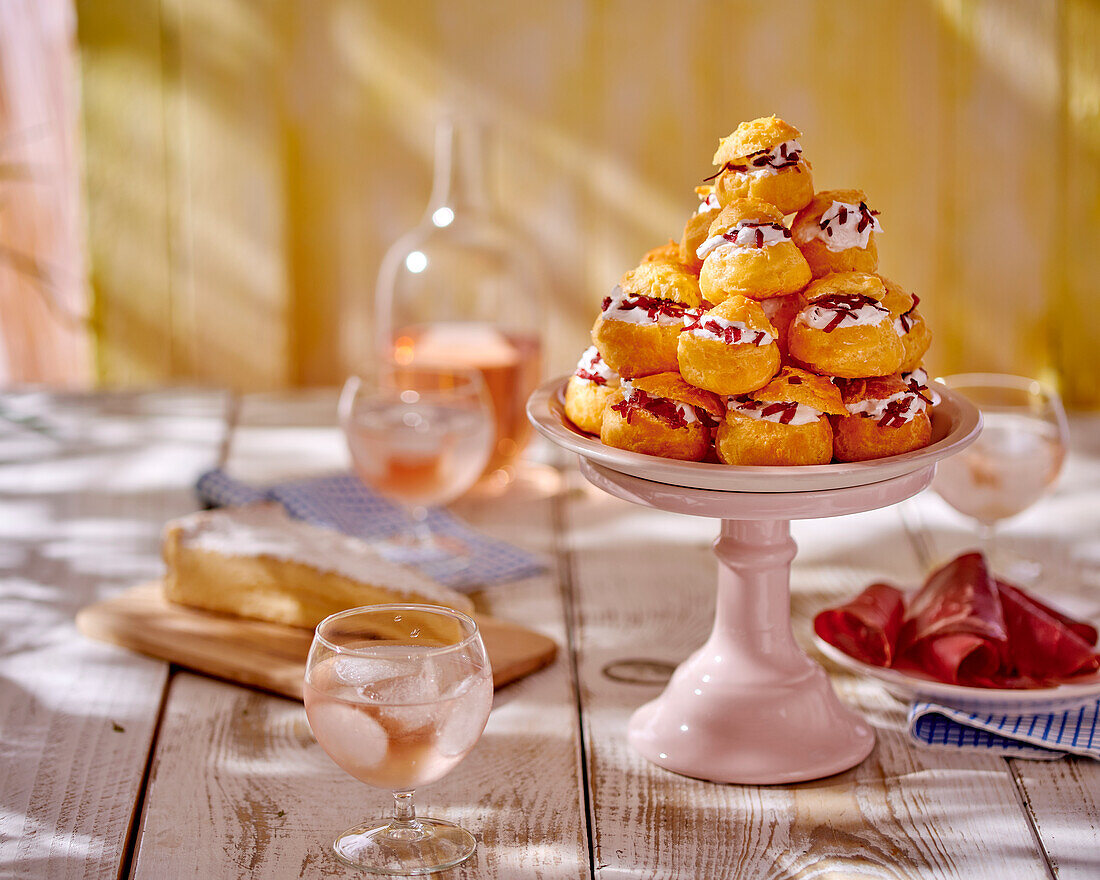 Savory cream puffs with Brie and Bündnerfleisch