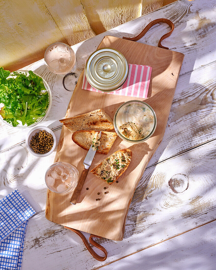 Hähnchen-Rillettes auf Röstbrot