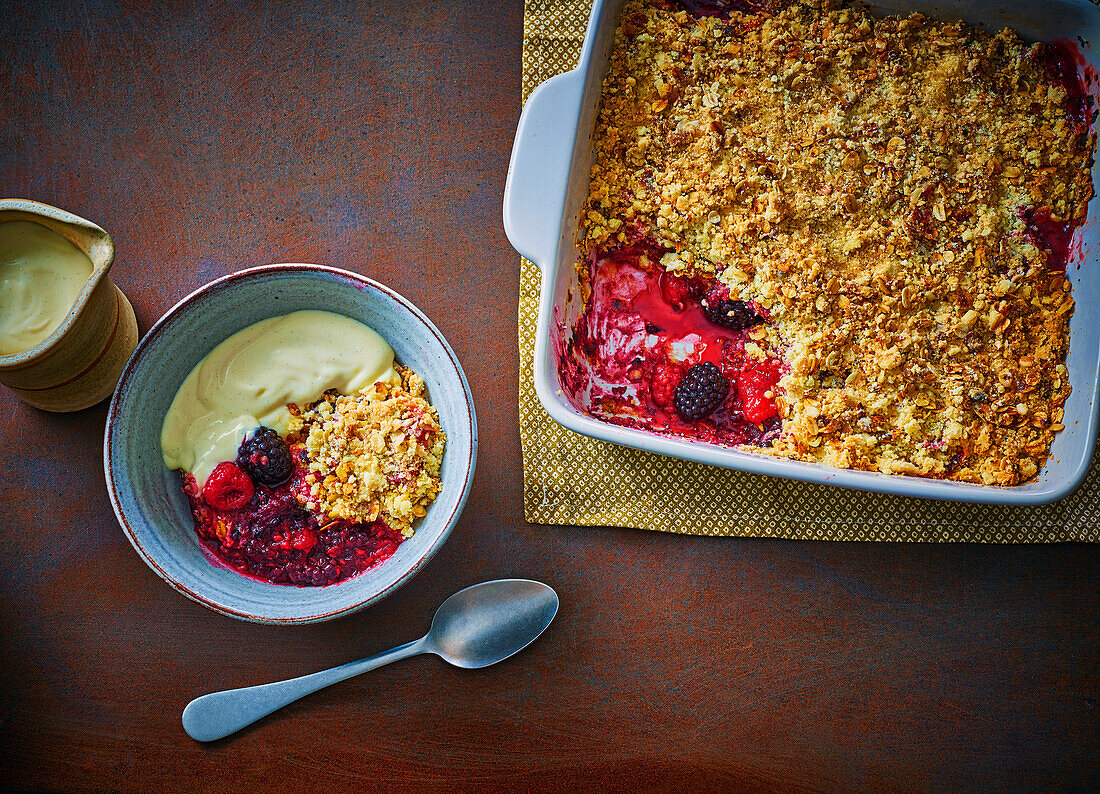 Glutenfreies, gemischtes Beeren-Crumble