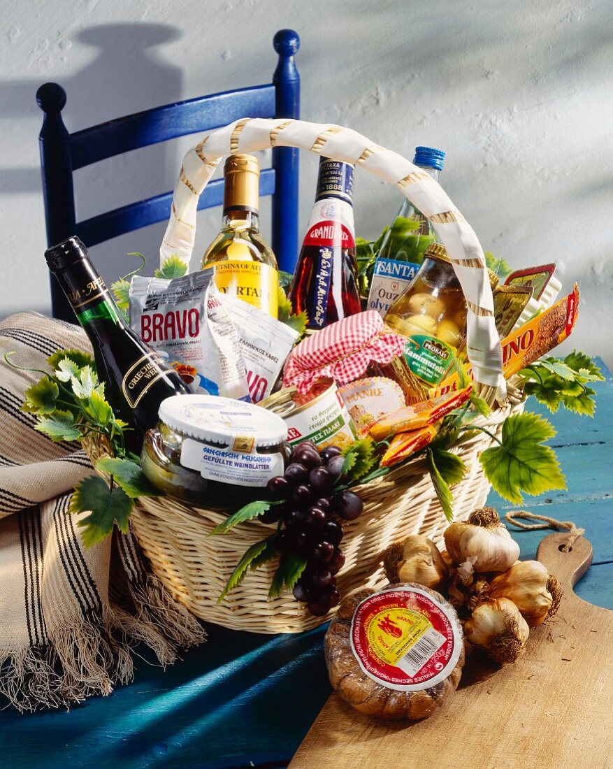 Geschenkkorb gefüllt mit griechischen Lebensmitteln