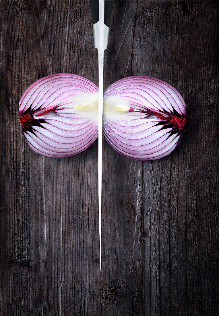 Red onion, sliced, with knife