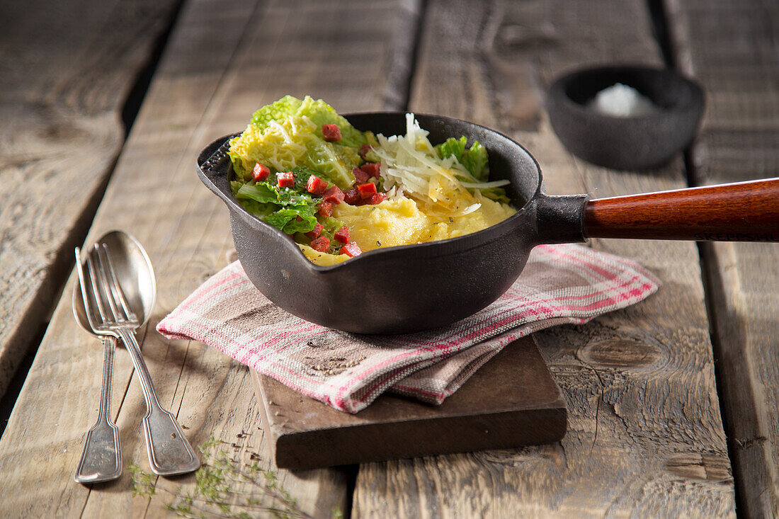 Polenta mit Speckwürfeln und Salat
