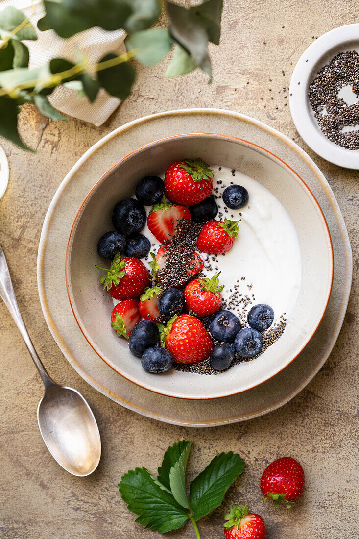 Frühstücks-Bowl mit Joghurt, Beeren und Chiasamen