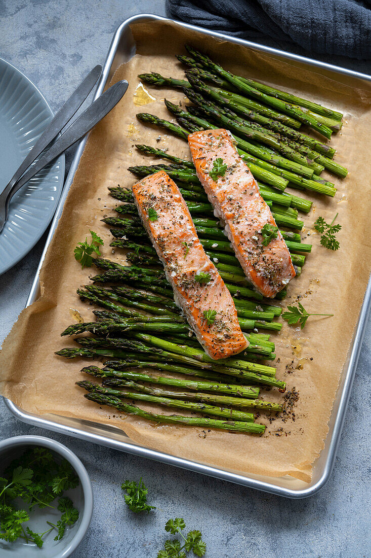 Grüner Spargel mit Lachs im Ofen gebacken