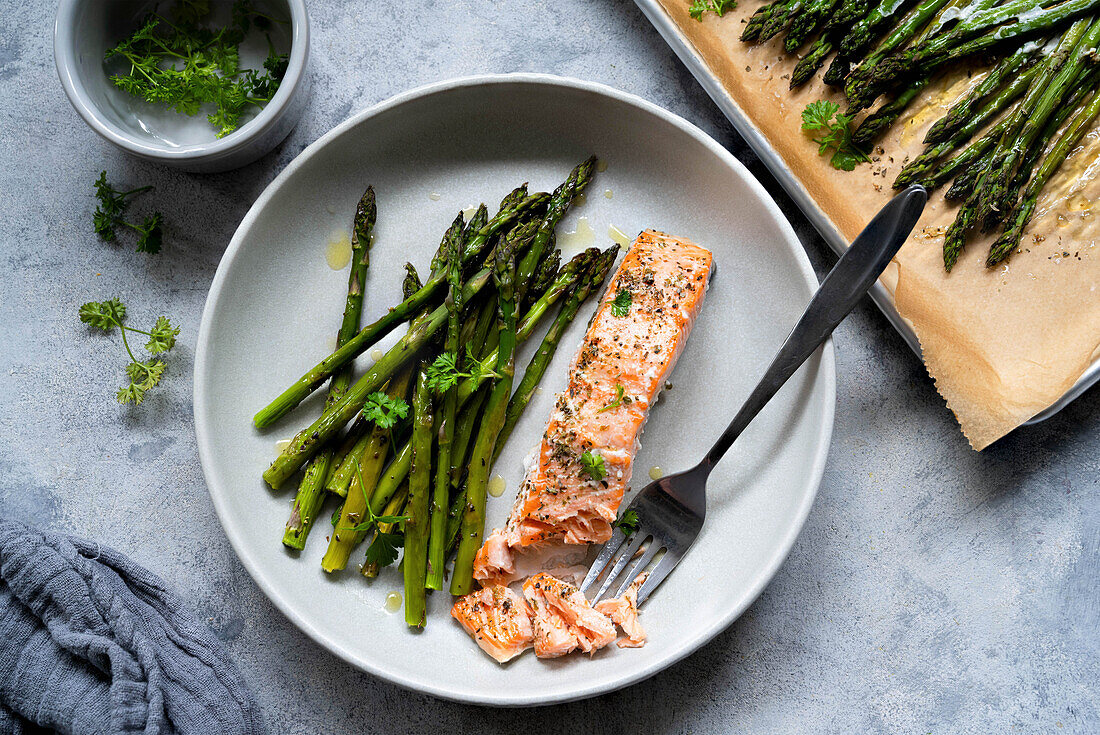 Green asparagus with salmon baked in the oven
