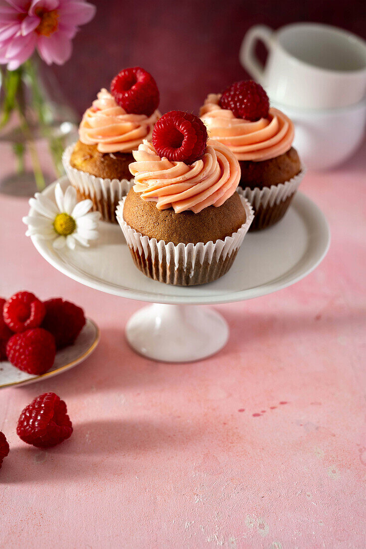 Cupcakes mit Himbeeren