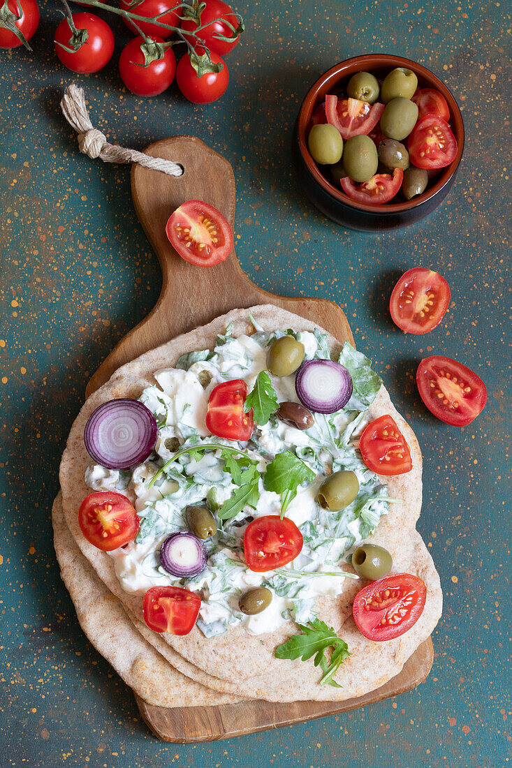 Aromatische Kräuter-Piadina mit Burrata, Rucola, Tomaten und Oliven