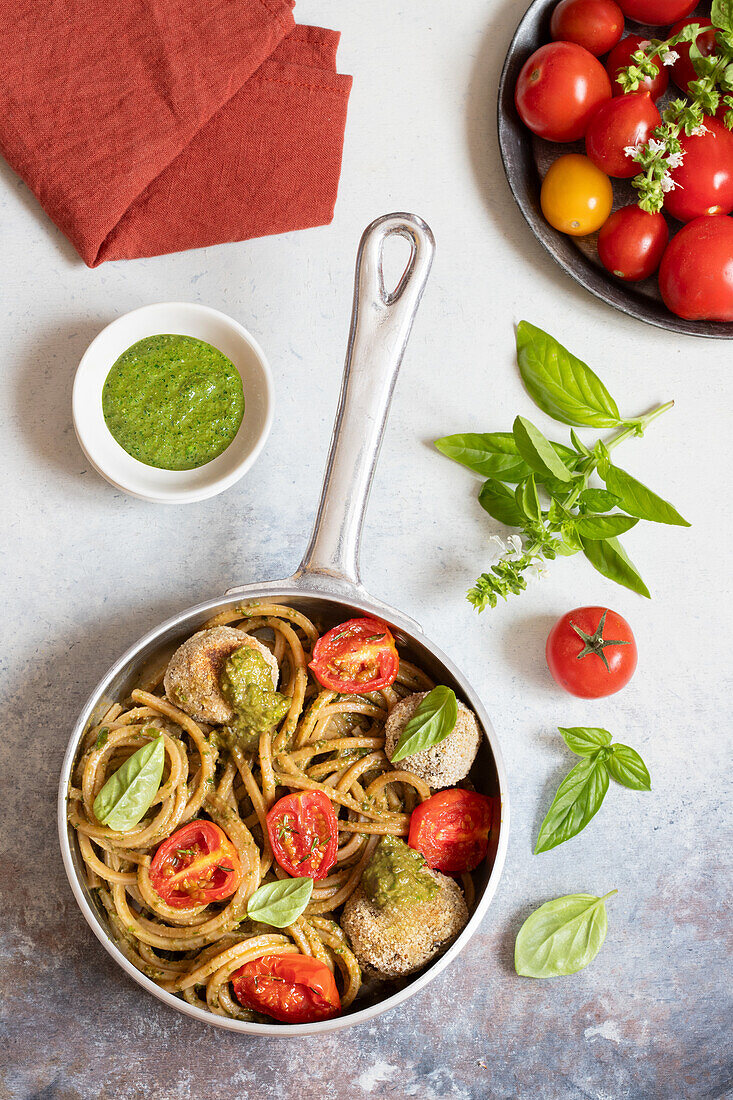 Spaghetti mit Pesto, Tomaten und Auberginen-Fleischbällchen