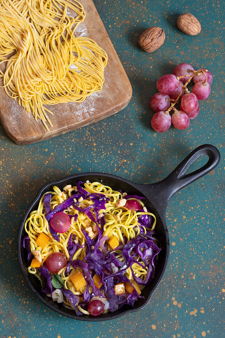 Tagliolini with red cabbage, pumpkin and grapes