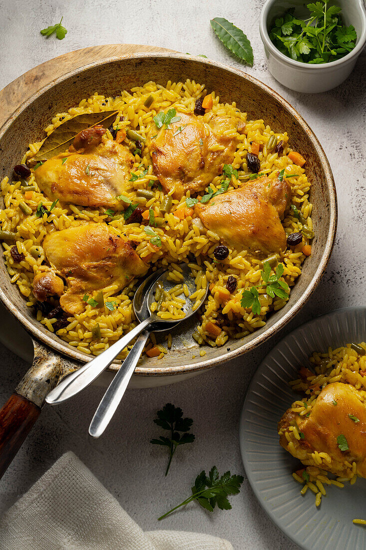Turmeric rice with raisins and skinless chicken