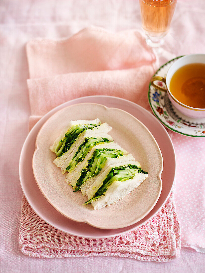 Tee-Sandwiches mit Gurke, Picalilli Pickles und Brunnenkresse