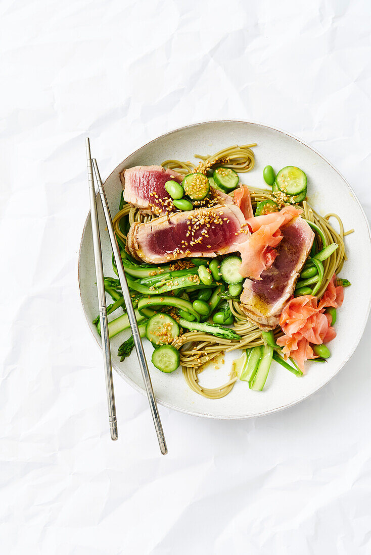 Thunfischsalat mit Grüntee-Nudeln und Gemüse