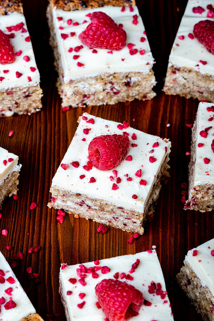 Flapjacks aus weißer Schokolade und Himbeeren