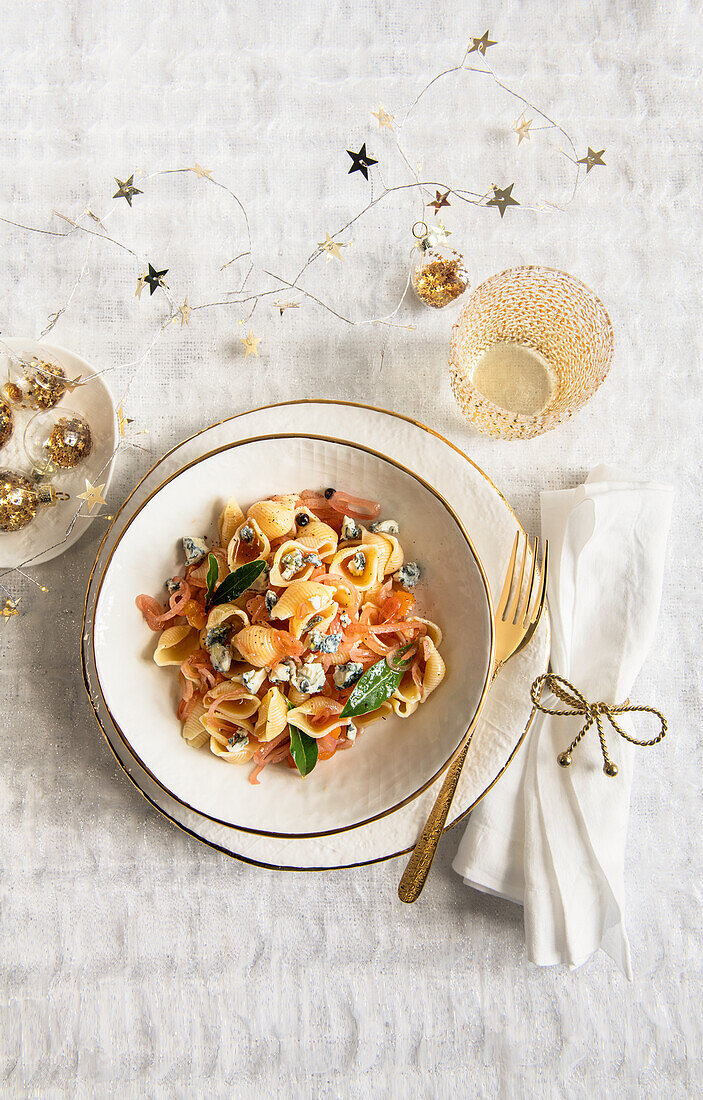 Conchiglie mit getrockneten Aprikosen und Gorgonzola