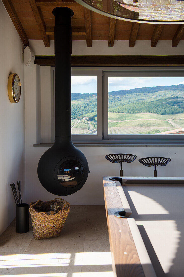 Hängender Kamin und Billardtisch in Raum mit Panoramafenster