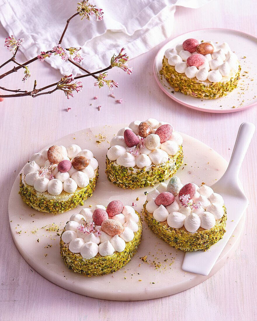 Eiförmiger Osterkuchen mit Pistazien und Sahne