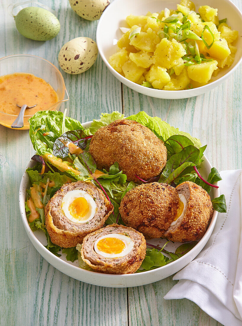 Schottisches Ei mit Kartoffelsalat