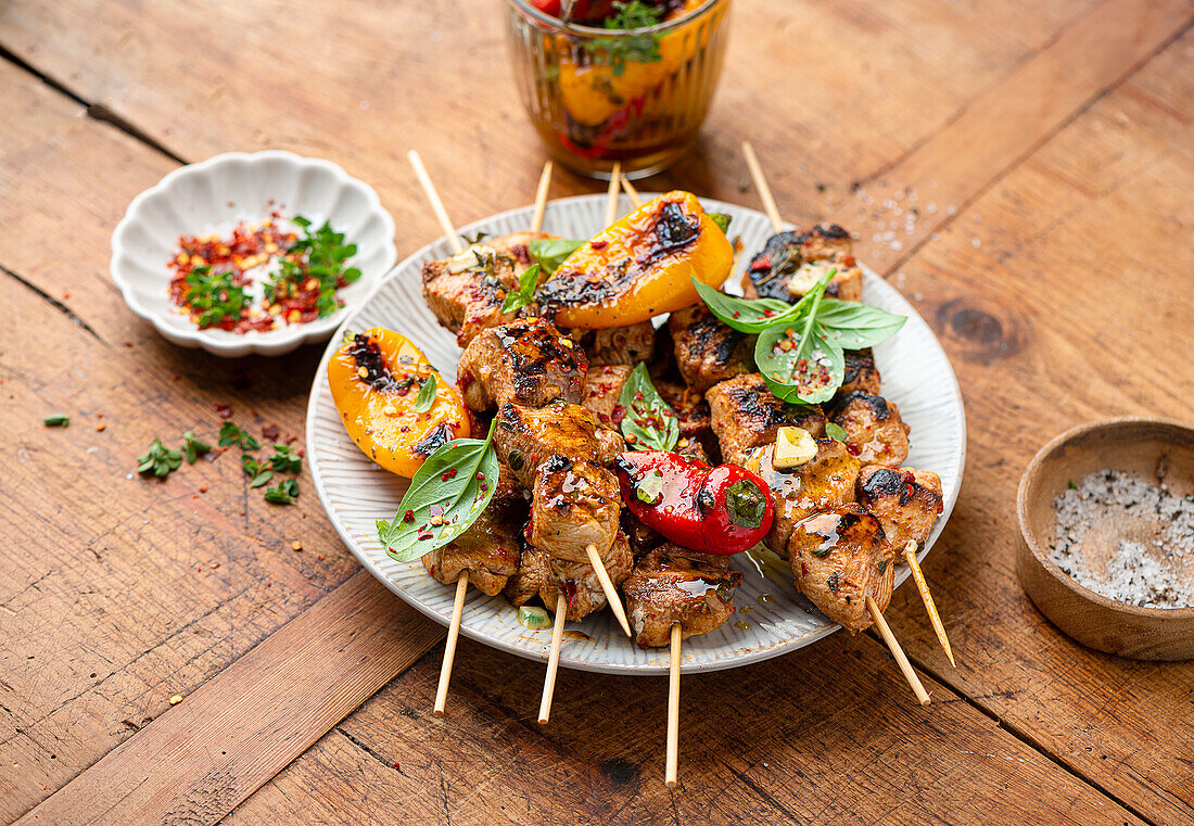 Marinierte Hähnchenspieße mit Paprika vom Grill