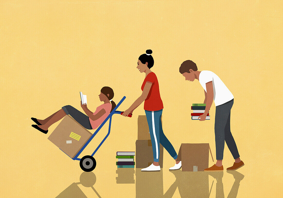 Familie liest, packt und transportiert Kisten mit Büchern mit einem Handkarren