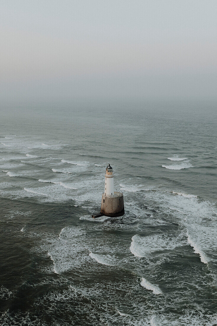 Luftbild Wellen um Leuchtturm auf Meer, Rattray, Aberdeenshire, Schottland