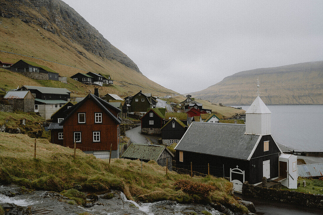 Kirche und Häuser in idyllischem, abgelegenem Fischerdorf, Bour, Vagar, Färöer Inseln