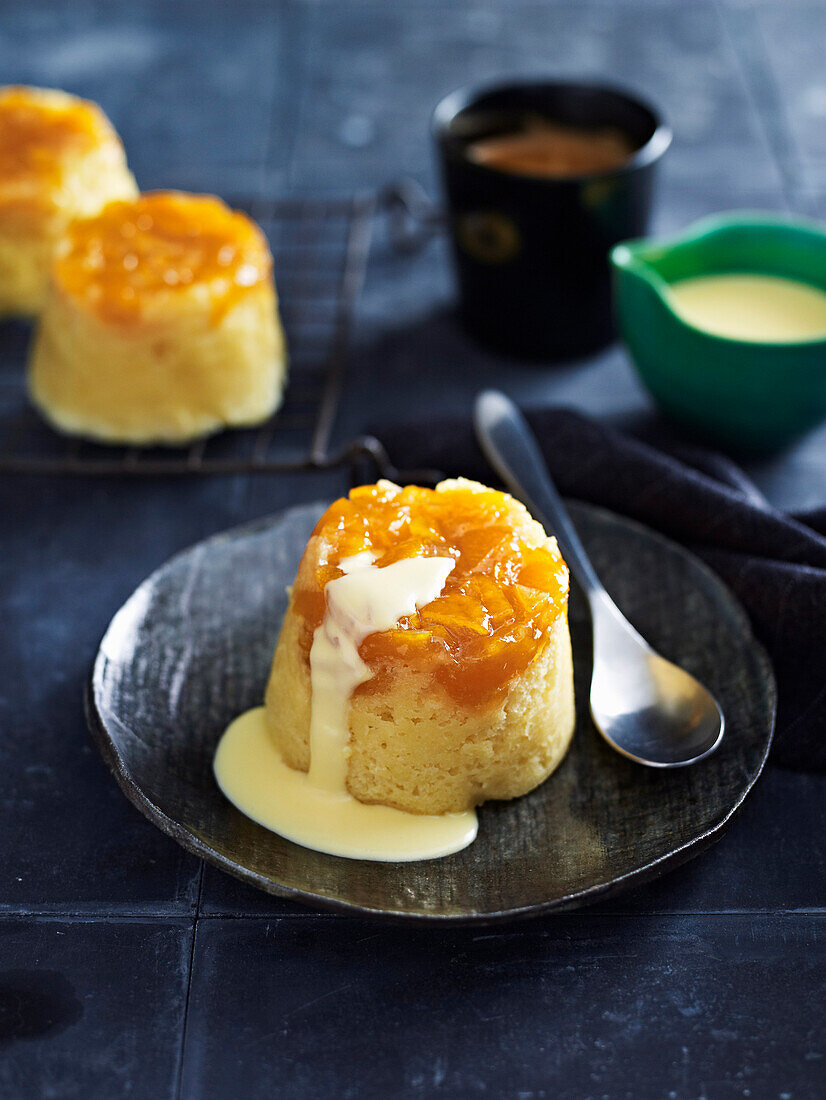 Pudding mit Mandarinenmarmelade und Vanillesauce