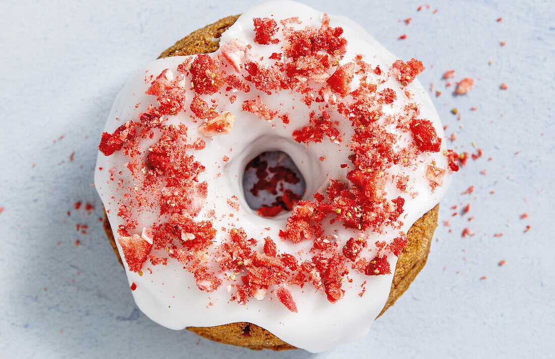 Veganer Lebkuchendonuts mit gefriergetrockneten Erdbeeren