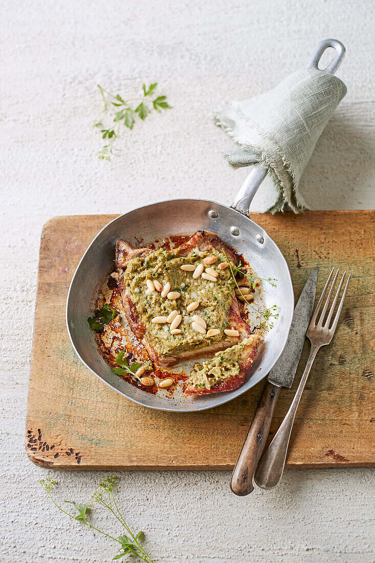 Gratinierte Schweinerippchen mit Auberginen und Pinienkernen