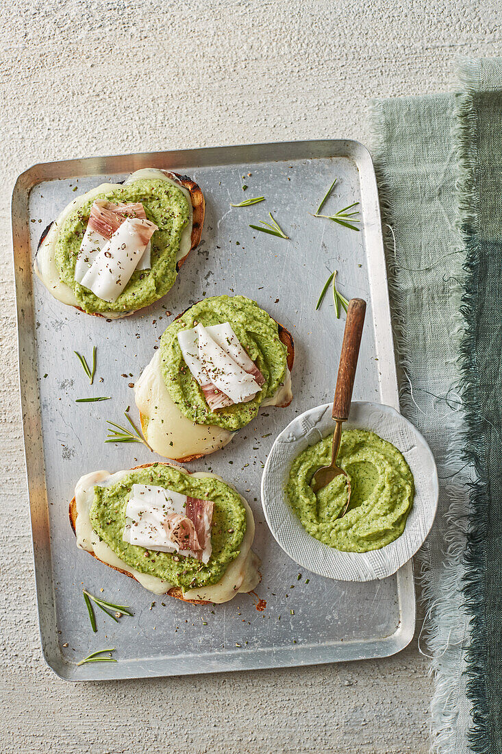 Crostini mit Pecorino di Pienza, Speck und Zucchinicreme