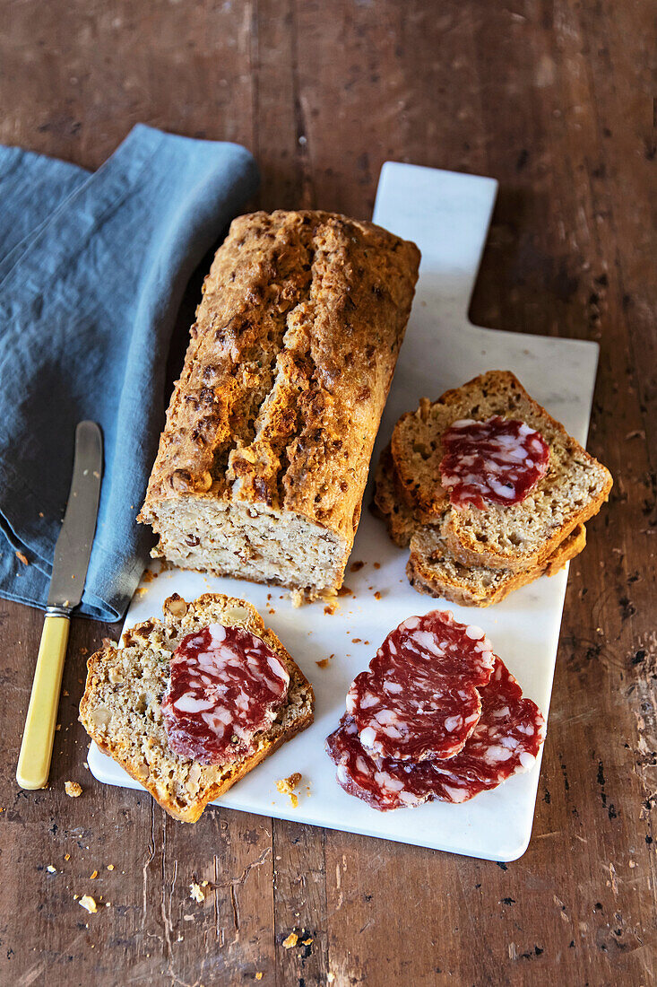 Pflaumenkuchen mit Provolone und Salami aus Piacenza