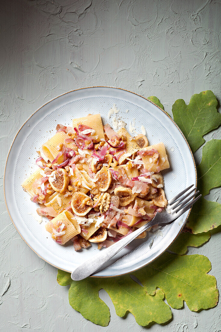 Paccheri mit getrockneten Feigen, Walnüssen und Speck