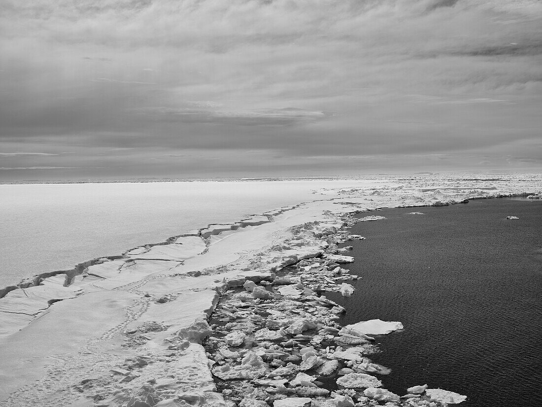 Eis auf ruhigem, abgelegenem Strand, Antarktische Halbinsel, Weddellmeer, Antarktis