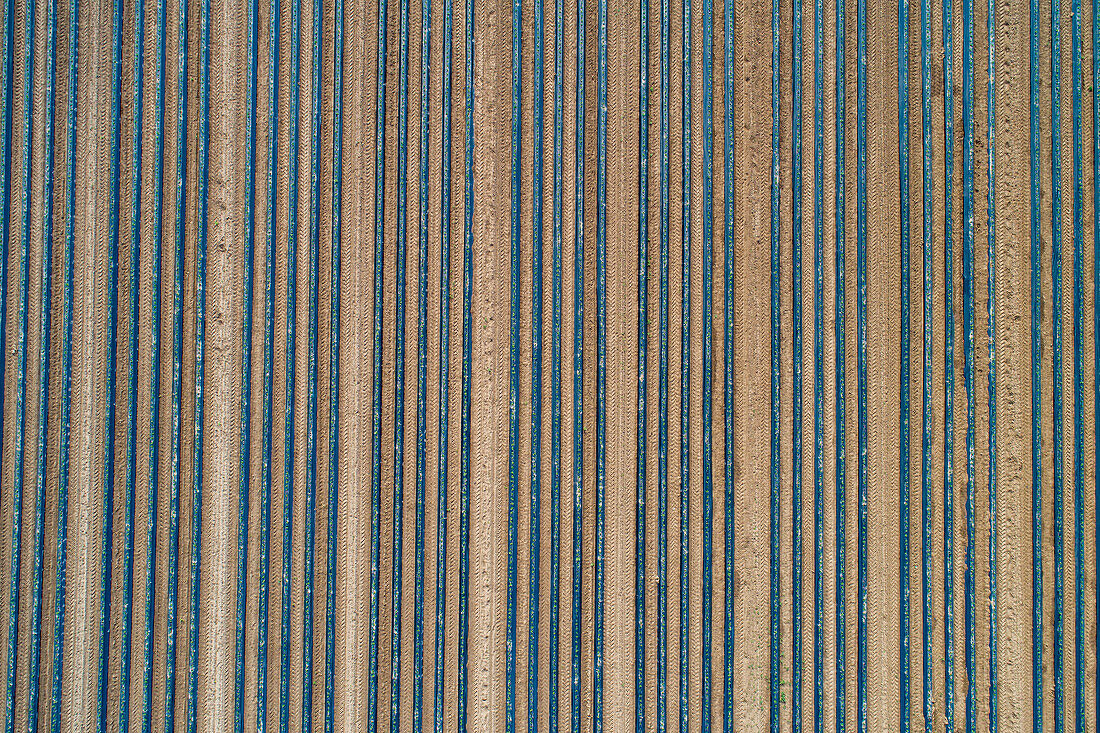 Luftaufnahme von Polyethylentunneln in Reihen auf einem landwirtschaftlichen Feld, Darmstadt, Deutschland