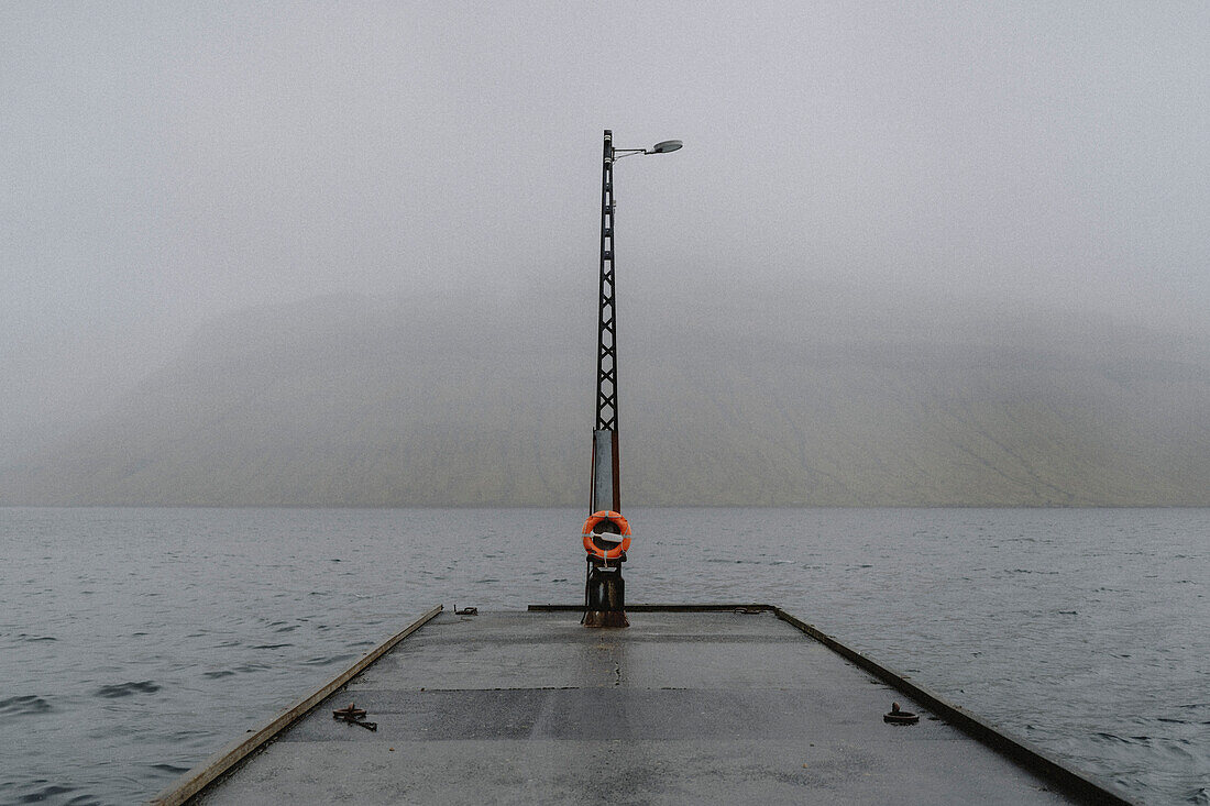 Nasser Bootssteg über nebligem Meer, Kollafjorour, Färöer Inseln